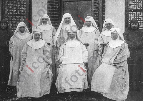 Ordensschwestern mit zwei chinesischen Postulantinnen ; Nuns with two chineses postulants (simon-173a-074-sw.jpg)